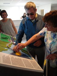 M. Poulain, aveugle, d&eacute;couvre la maquette finie